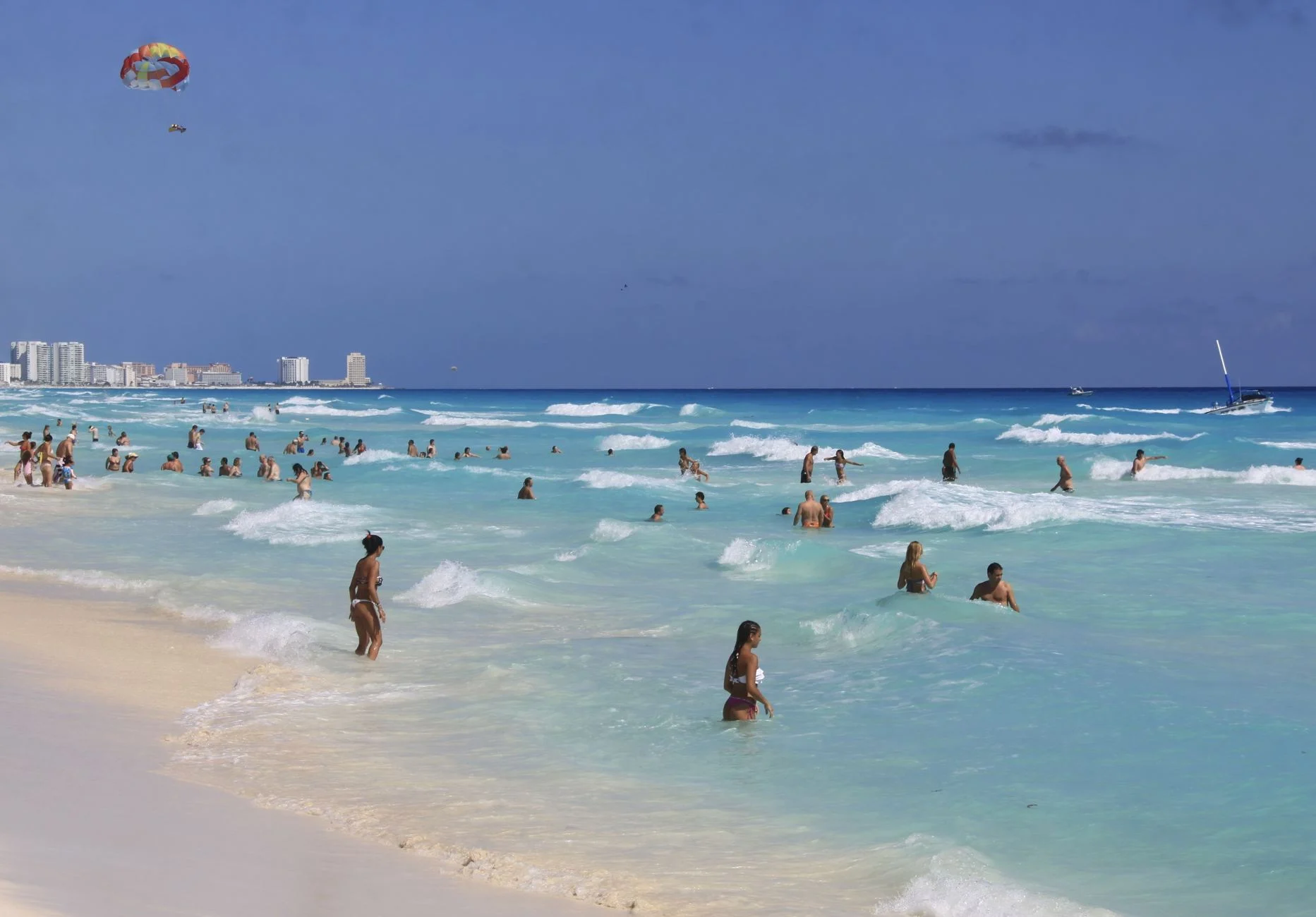 Zona hotelera concurrida para nadar en la playa