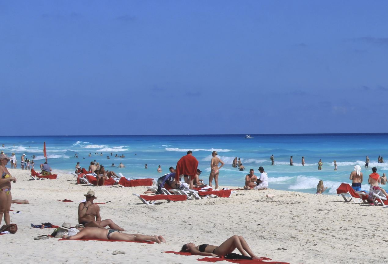 Viajeros americanos en la playa de Cancún 
