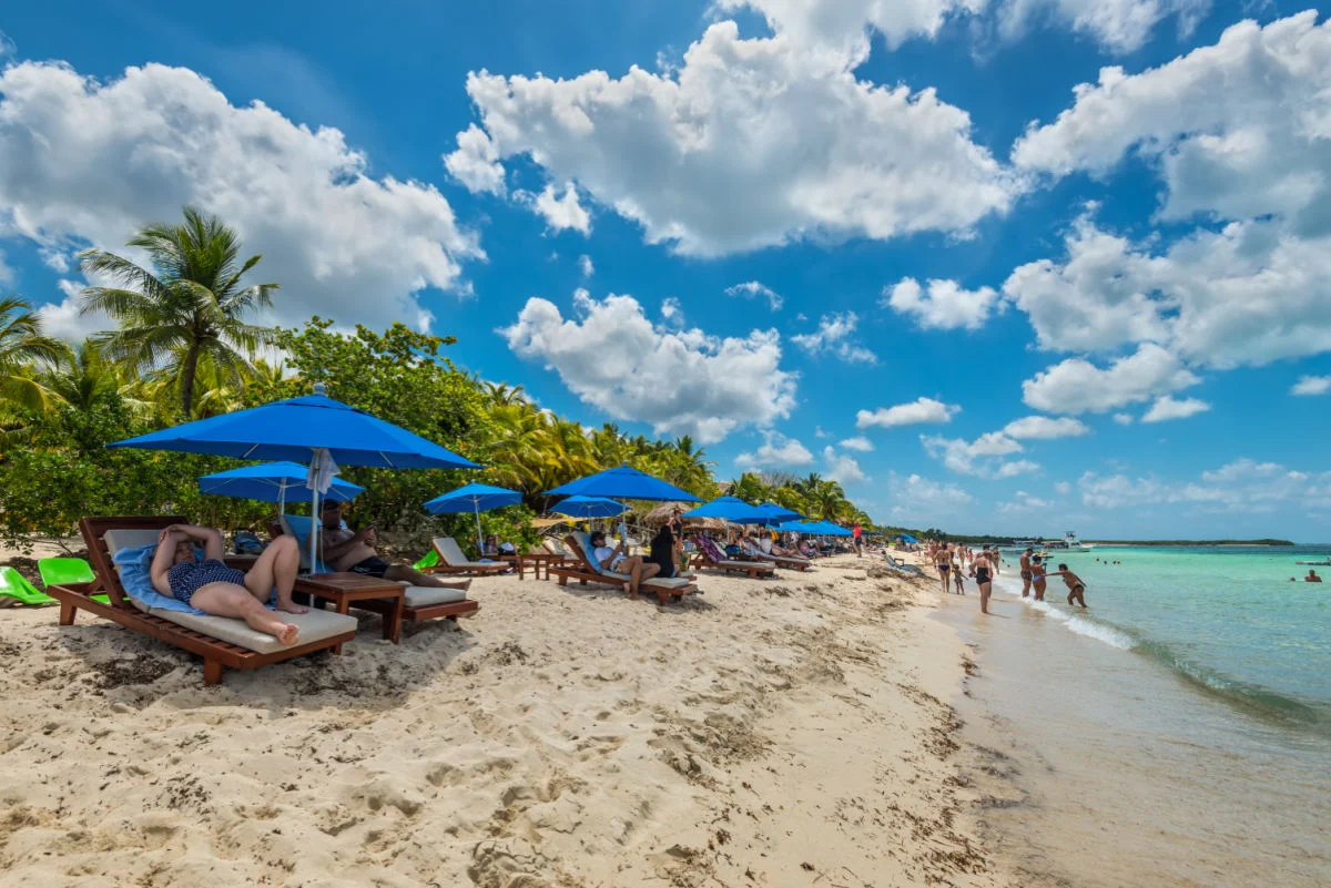 La gente se relaja en la playa Palancar en Playa Palancar, Quintana Roo, México.