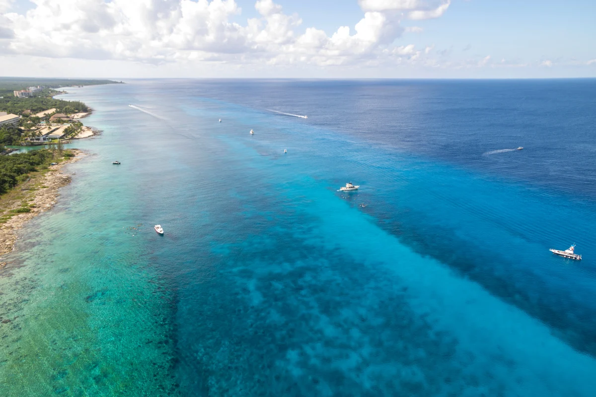 Vista aérea de barcos en el agua rumbo al Arrecife Palancar en Cozumel México