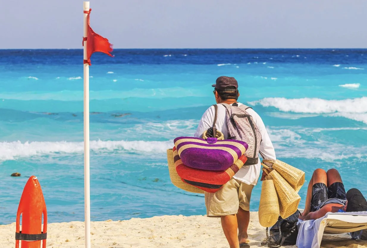 Vendedores en la playa de Cancún