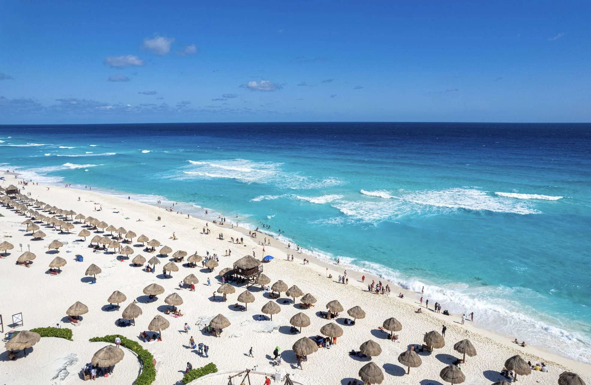 Concurrida playa de Cancún