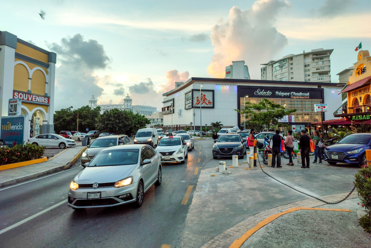 Coches pequeños y gente en una calle de Cancún, México