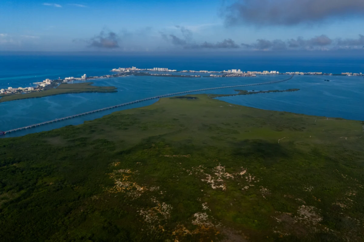Puente Nichupté que conecta Cancún a través de la laguna Nichupté en México