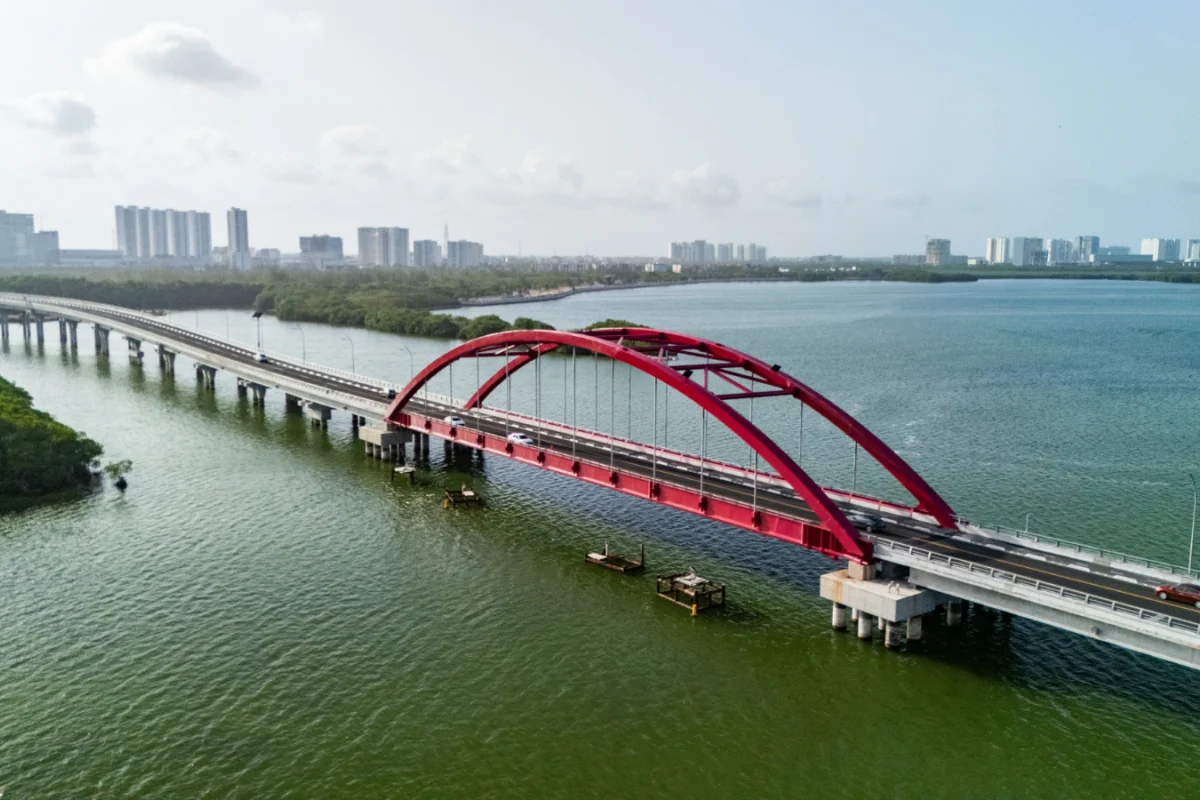 Puente Nichupté que conecta Cancún a través de la laguna Nichupté en México