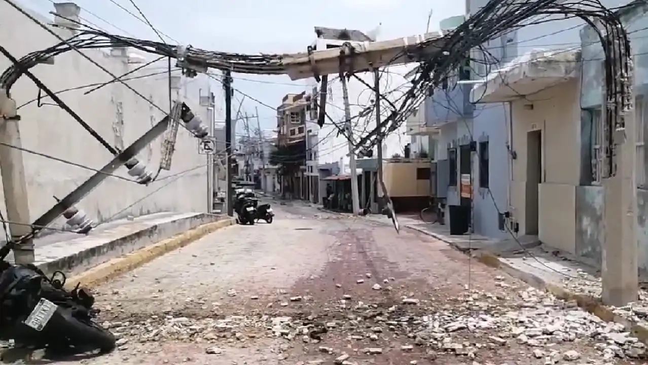 Conductor de la isla sufre quemaduras graves al entrar en contacto con cables eléctricos con corriente durante el colapso de un poste en Isla Mujeres