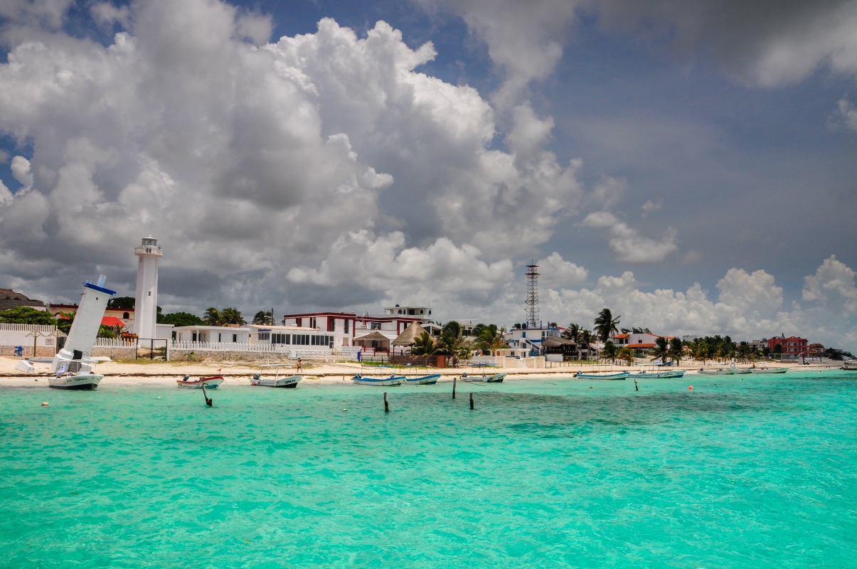 Barcos pesqueros anclados en Playa Morelos, con un cielo muy nublado.