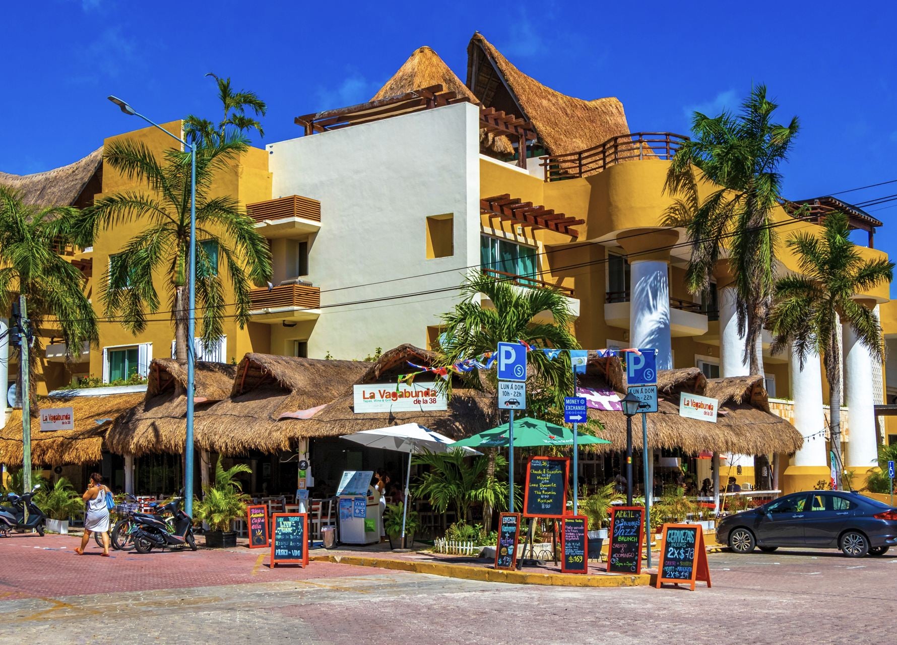 Calle y restaurante de Playa del Carmen.
