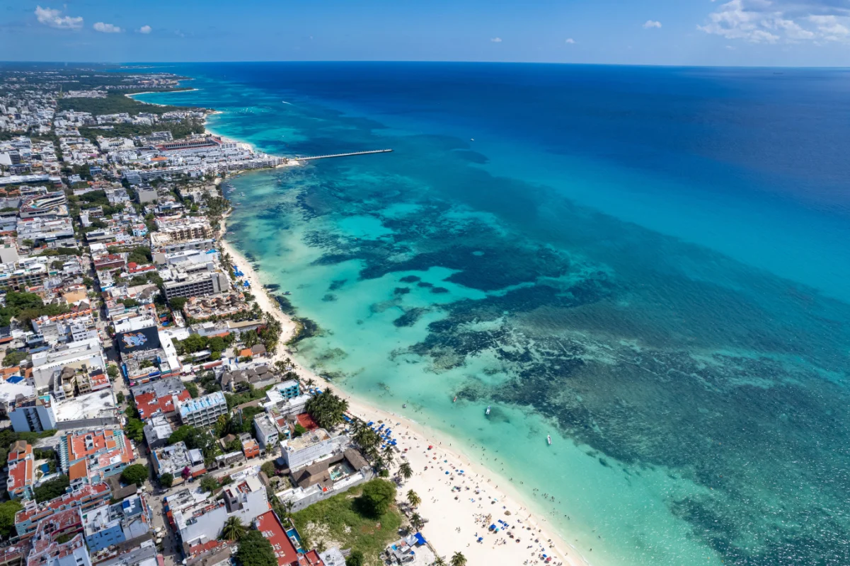 Impresionante toma aérea con drones de Playa del Carmen