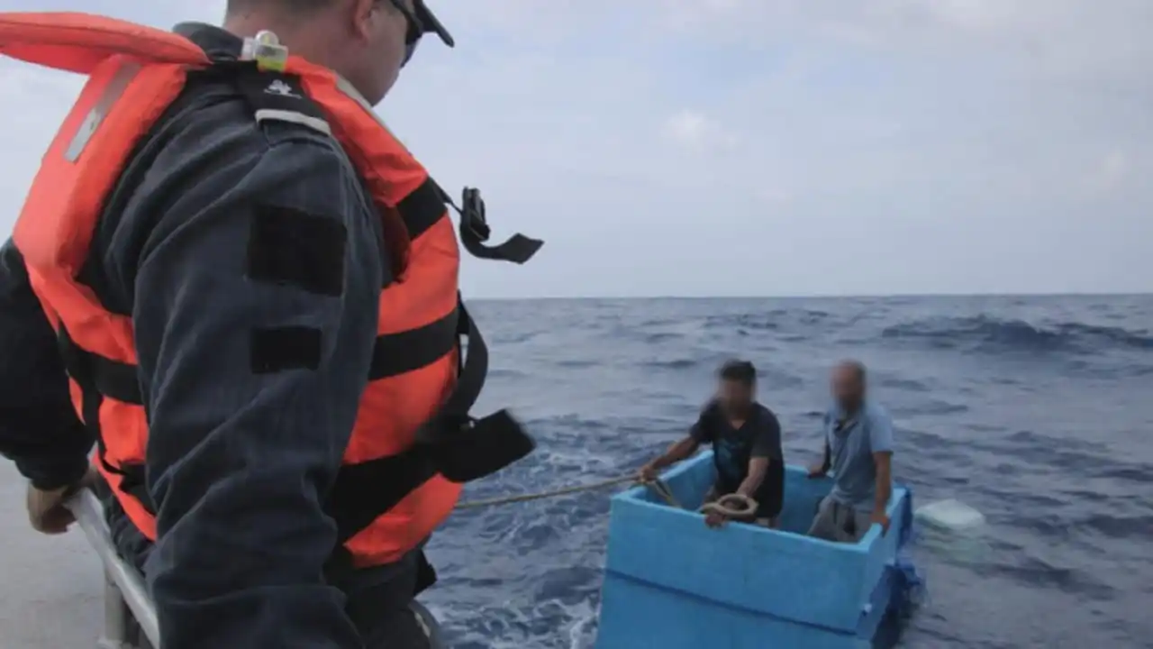 Marina encuentra pescadores desaparecidos flotando en una nevera a 130 millas de la costa de Chiapas