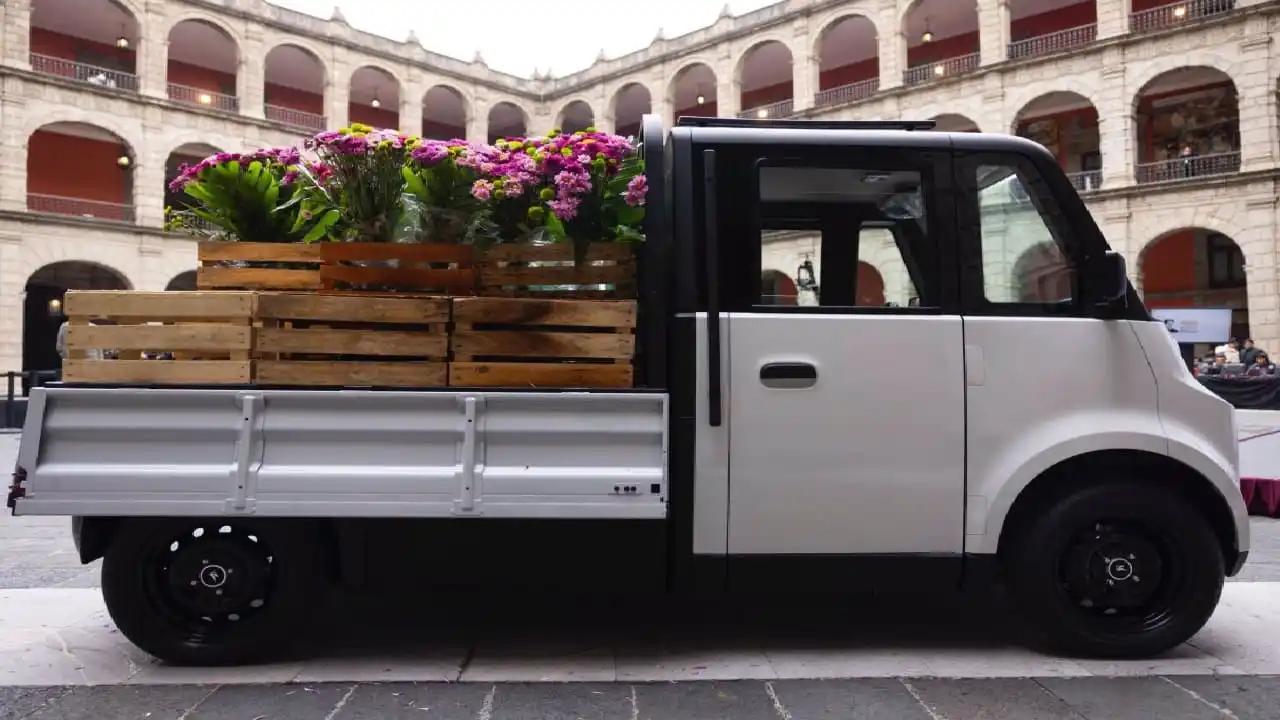 Presidenta Sheinbaum presenta vehículo eléctrico Olinia Carga de México