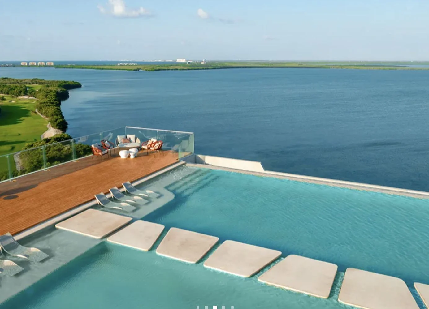 Piscina en la azotea de Mondirán