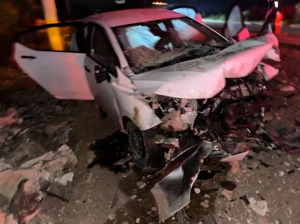 Pasajero del asiento trasero muere en accidente de un solo vehículo en la carretera de Rivera Maya