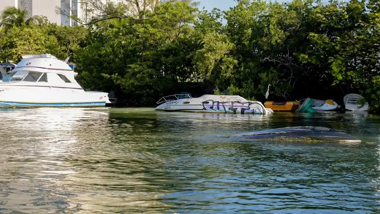 Autoridades remolcan embarcaciones abandonadas desde la laguna de Cancún como parte de un mega proyecto de limpieza