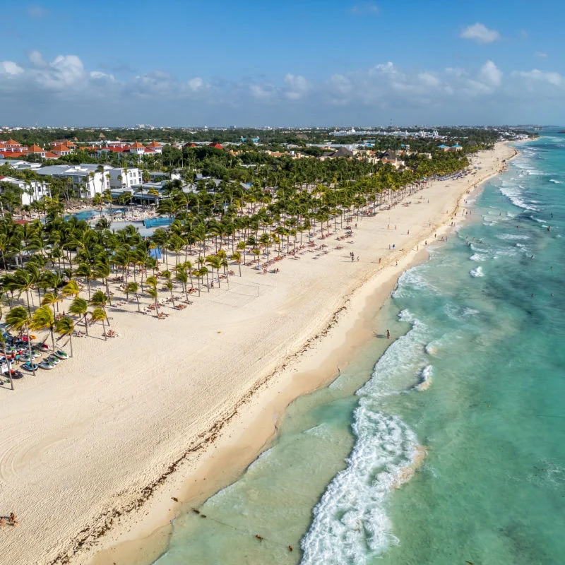 Largo tramo de playa en Playa del Carmen