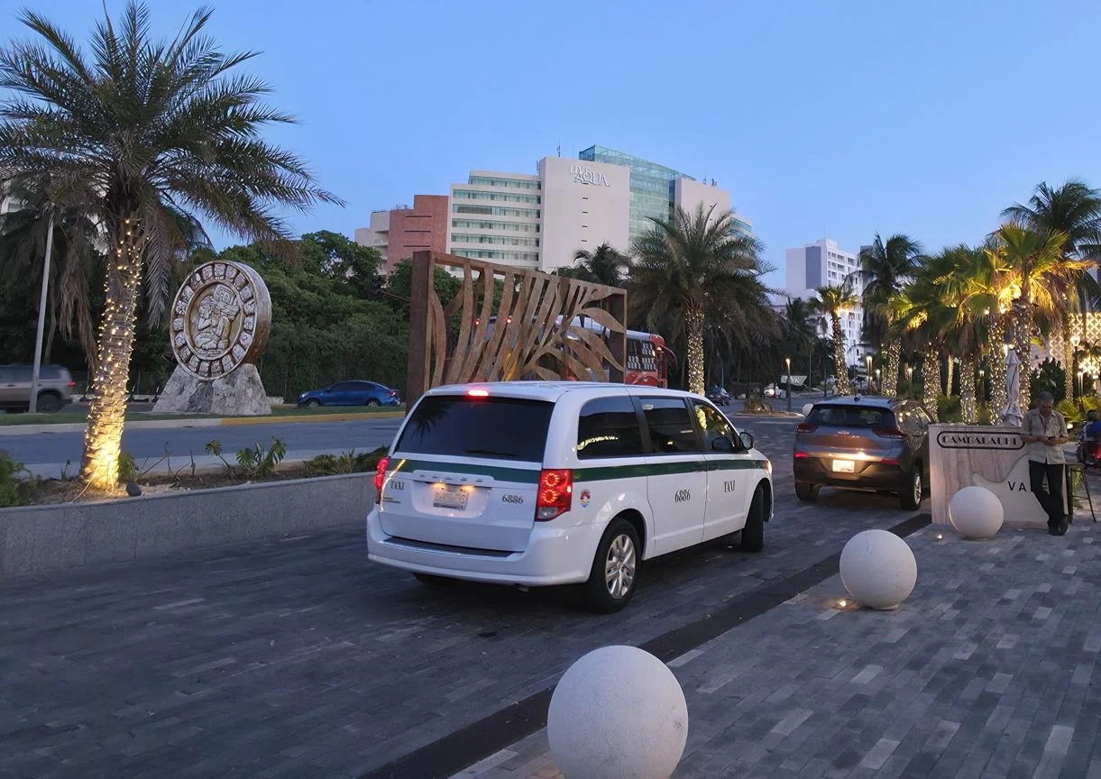 Zona Hotelera de Cancún Taxi de noche foto original de Trevor Kucheran