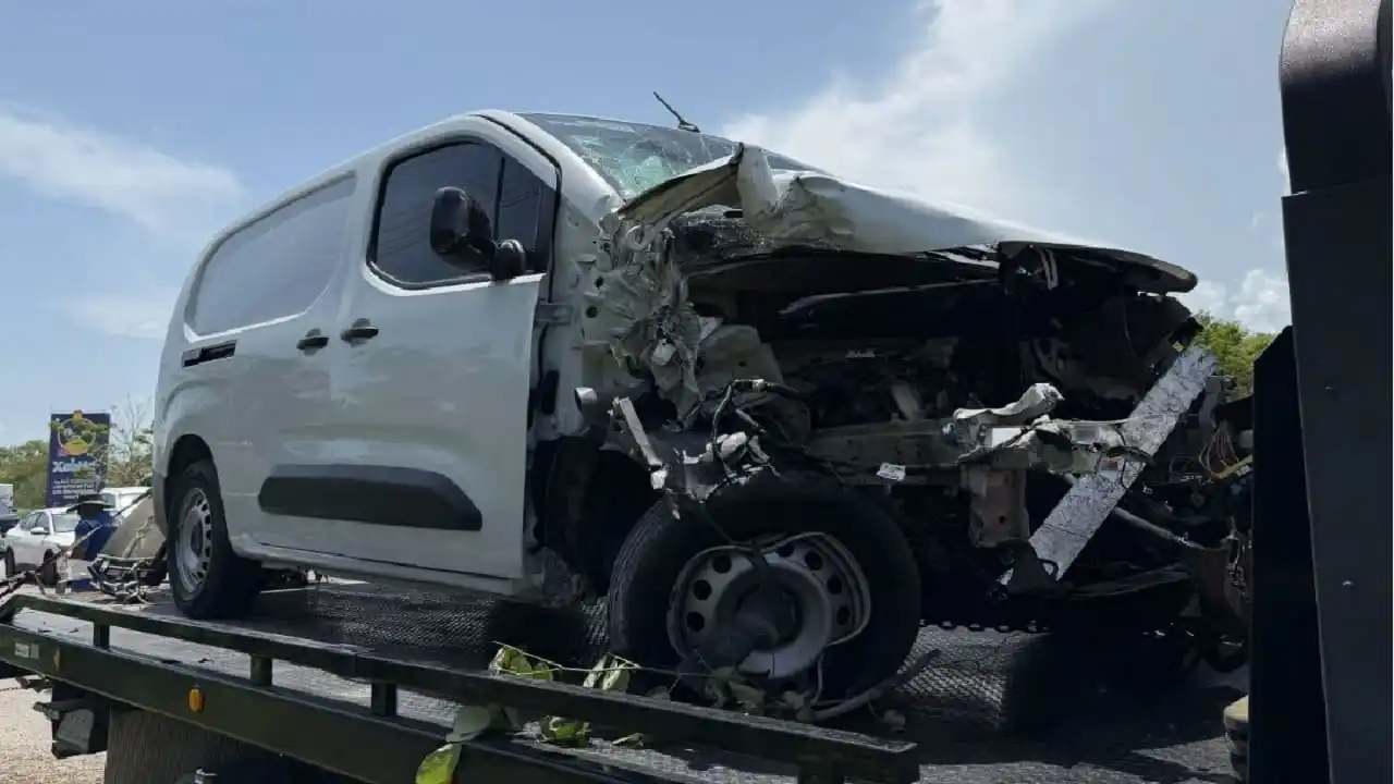 Conductor dormitando totaliza camión de carga que transita carretera de la Riviera Maya