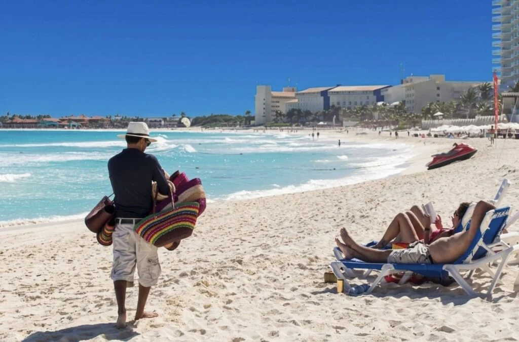Los 5 errores principales que cometen los viajeros al tratar con vendedores de playas en Cancún