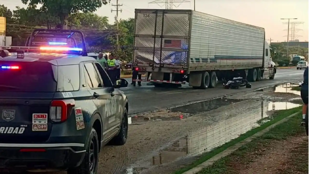 Muere en el hospital motociclista de Playa del Carmen por colisión con semirremolque