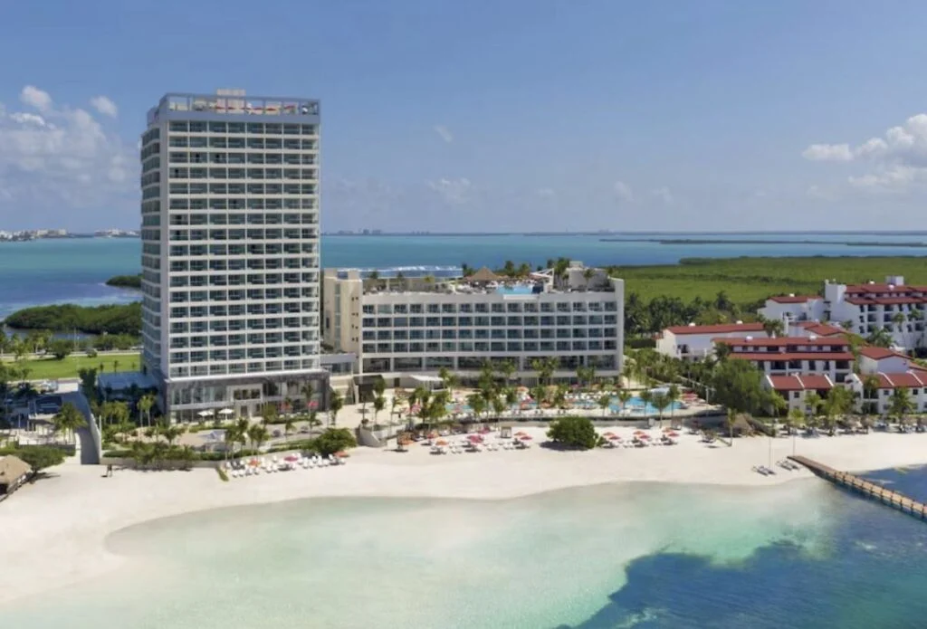 Mujer estadounidense cae desde el piso 18 de un resort de lujo en Cancún