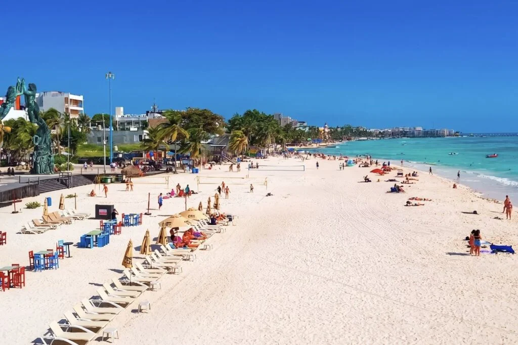 Playa Del Carmen advierte a comerciantes que las playas son gratuitas para todos tras recientes quejas