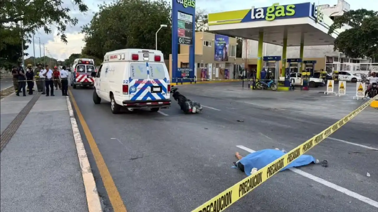 Testigos someten a conductor de camioneta que dejó muerto a motociclista en carretera de Cancún
