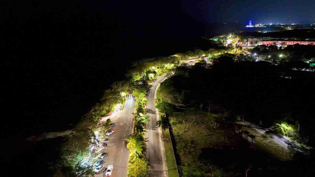 nuevo alumbrado público en el Boulevard Bahía de Chetumal