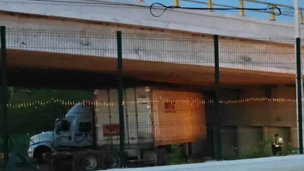 semirremolque atascado en Chetumal