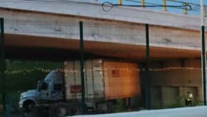 semirremolque atascado en Chetumal
