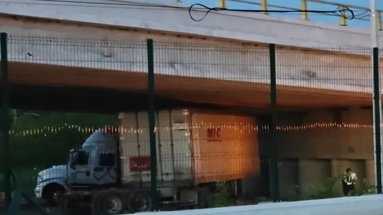 semirremolque atascado en Chetumal