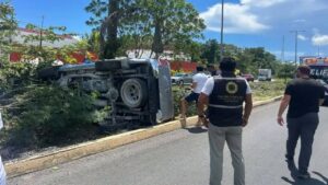 vuelco de vehículo en Cancún
