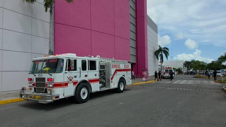 Adolescente atrapado en elevador de Liverpool en Chetumal