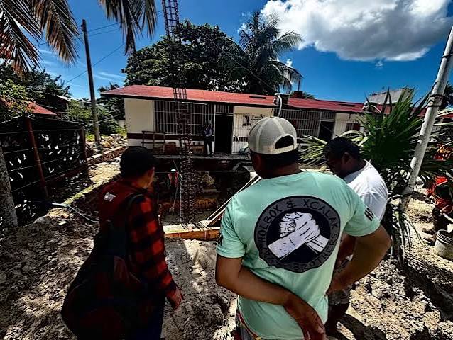 construcción del domo escolar de Xcalak