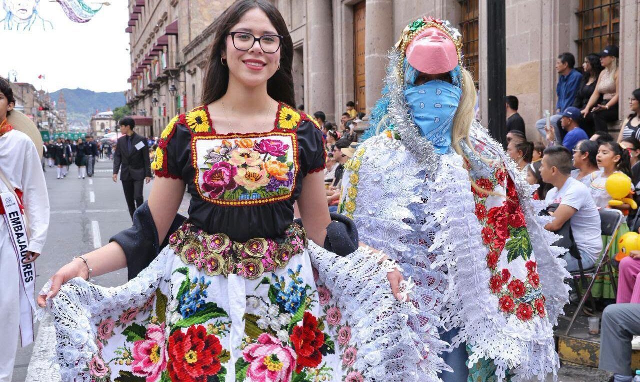 desfile por el natalicio de José María Morelos en Michoacán