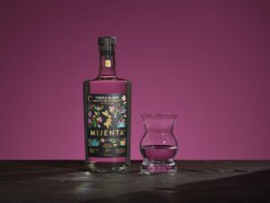 tequila Mijenta y piedra volcánica
